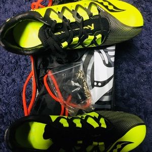saucony showdown 4 sprint spikes